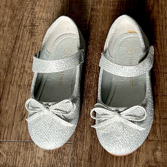 ✨BRAND NEW SILVER SHOES FOR LITTLE GIRL SZ 7✨ - Picture 2 of 11
